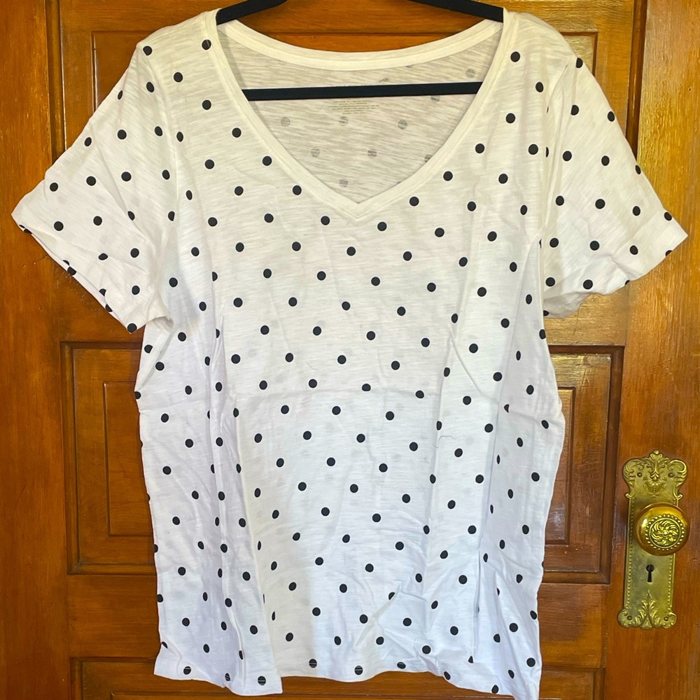 Never worn, white polka-dot boxy V-neck tee!
